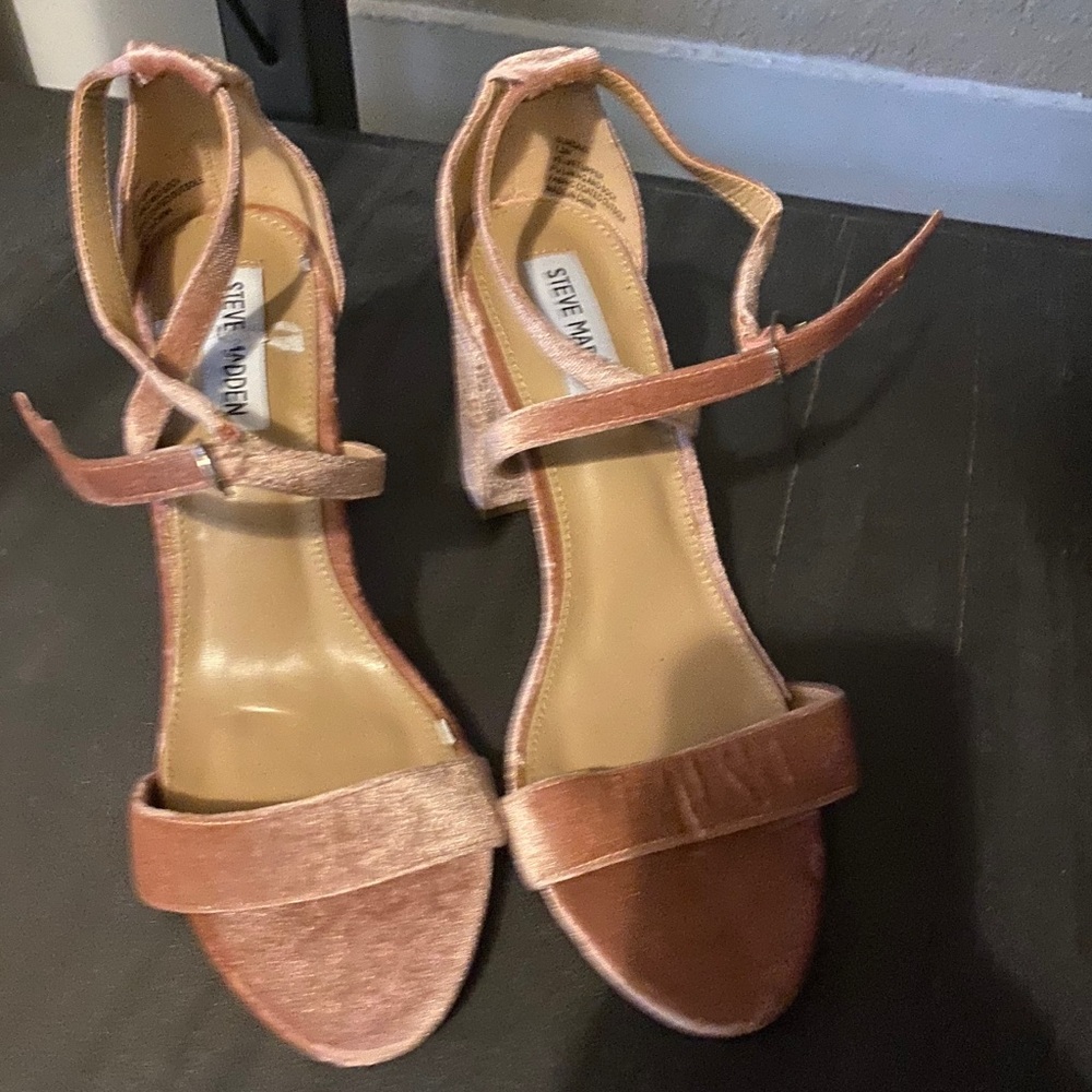 Velvet shoes in light pink.